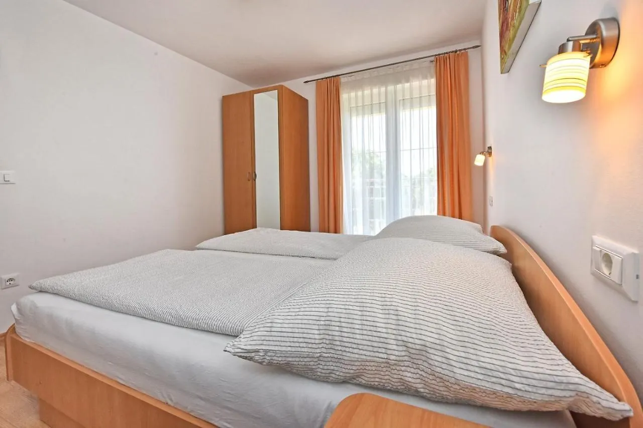 *** Гостевой дом Apartments House Tomic For Max 22 Persons Maj Пореч Хорватия